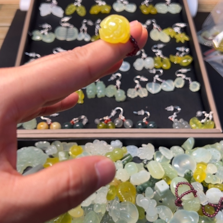 ****啦岫玉银S925镶嵌耳钉