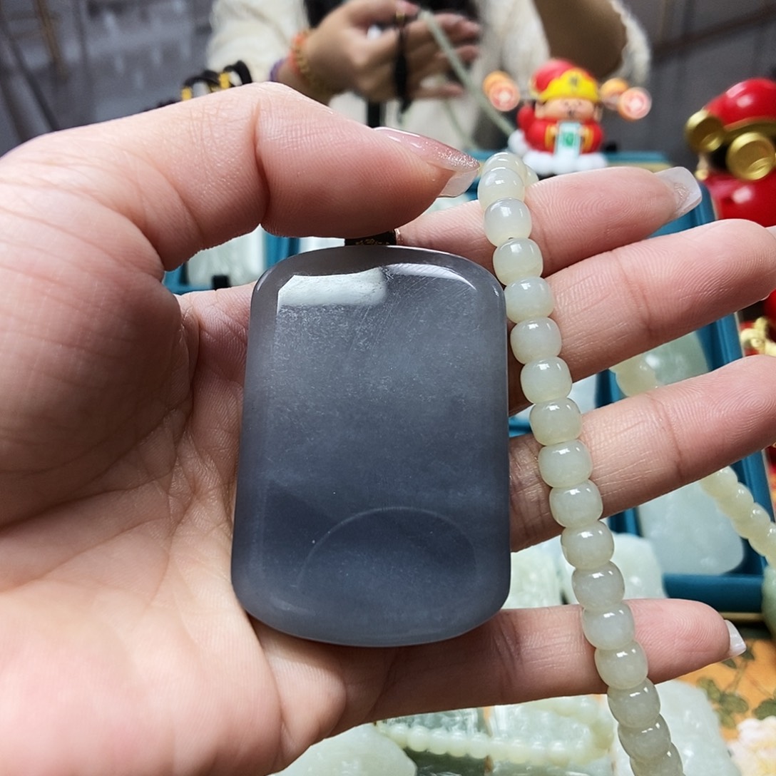 和田玉颈饰未镶嵌在*上