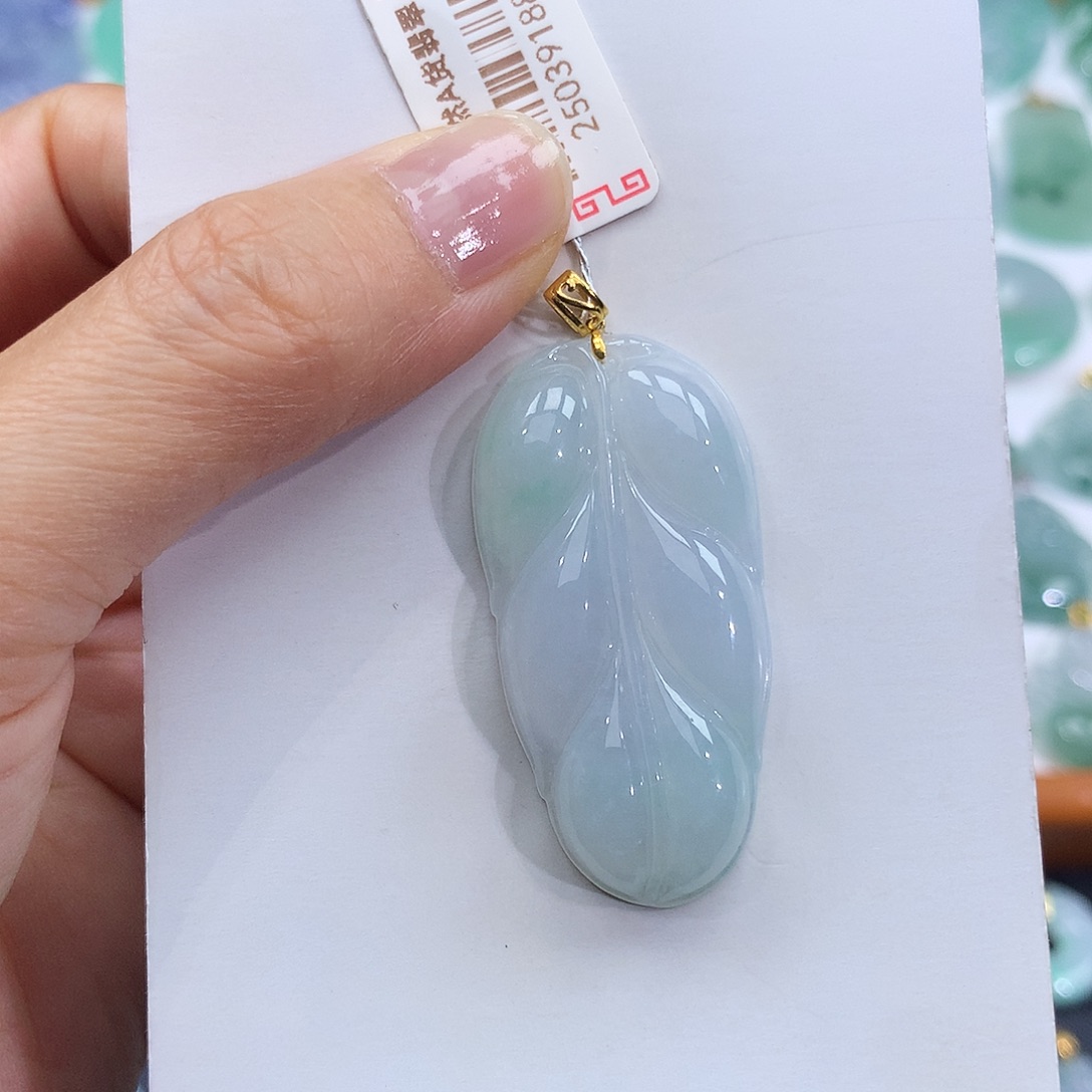 翡翠18K金镶嵌颈饰翡翠吊坠