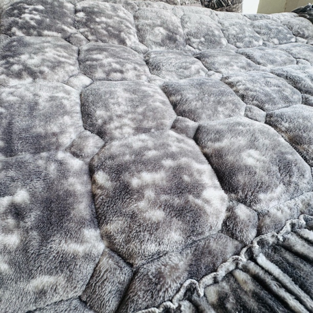 《云云家》浅灰色超密婴儿绒雪花纹沙发垫尺寸约110*200