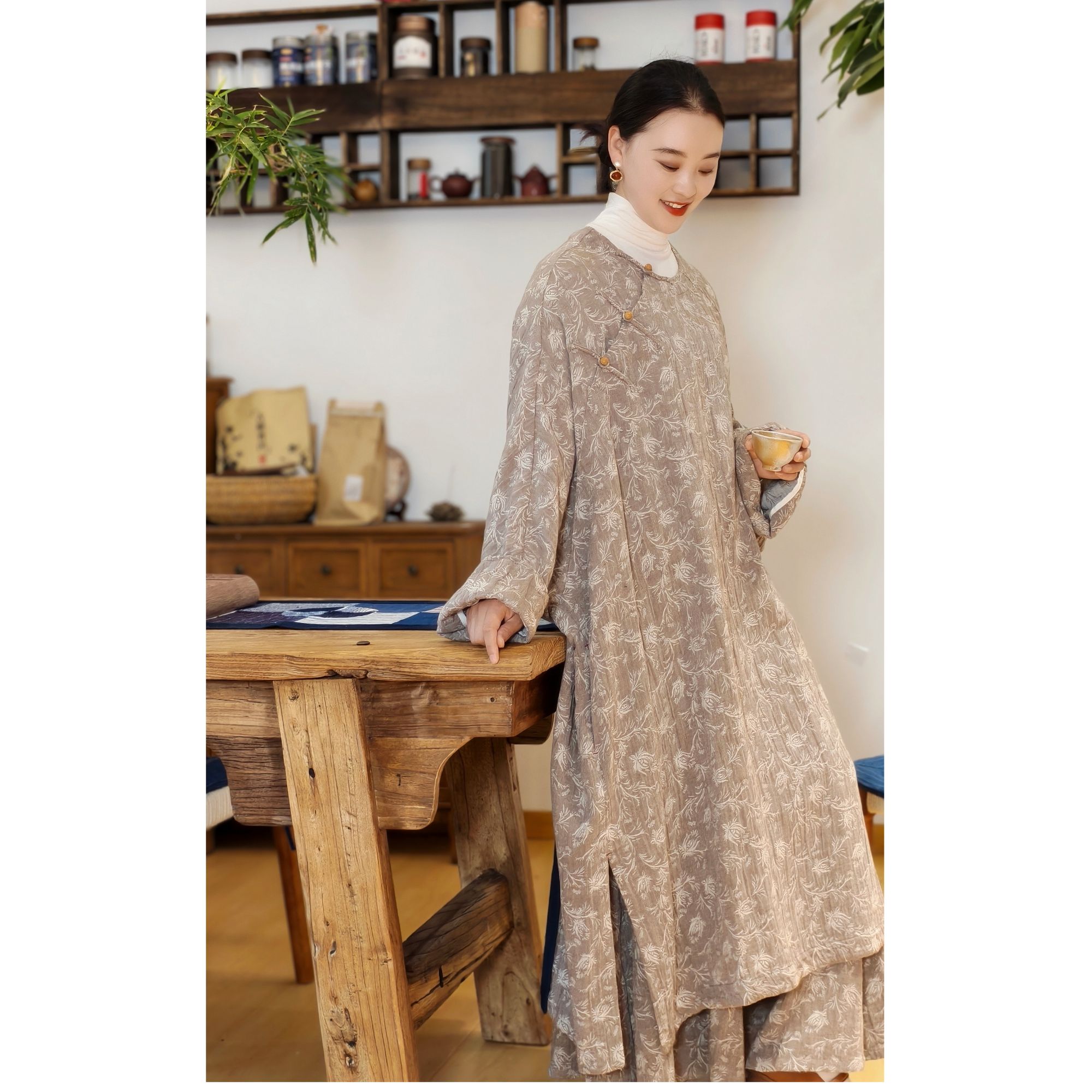 朴时如故《初秋提花圆领珠子扣袍子》