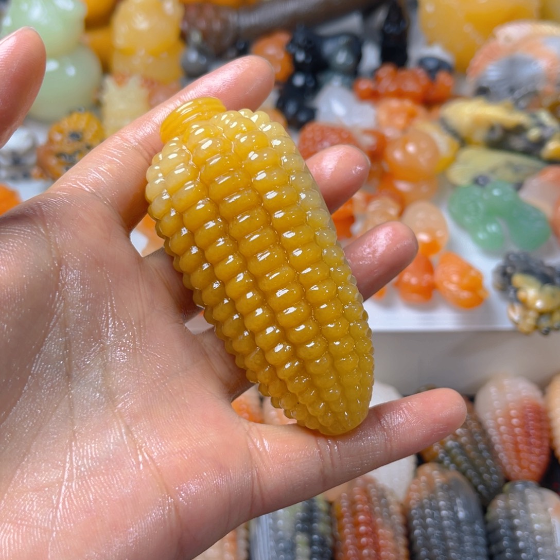 ****子石英质玉（金丝玉）未镶嵌颈饰
