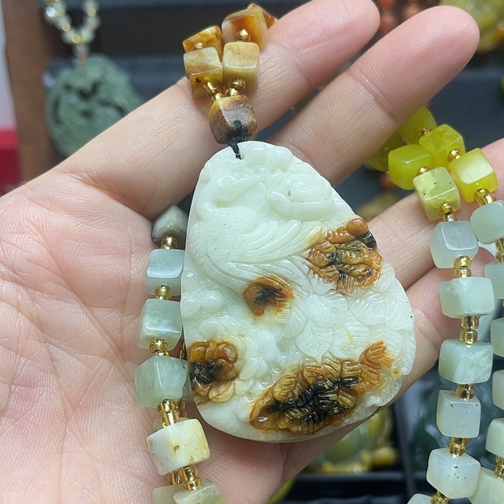 未镶嵌蛇纹石玉颈饰