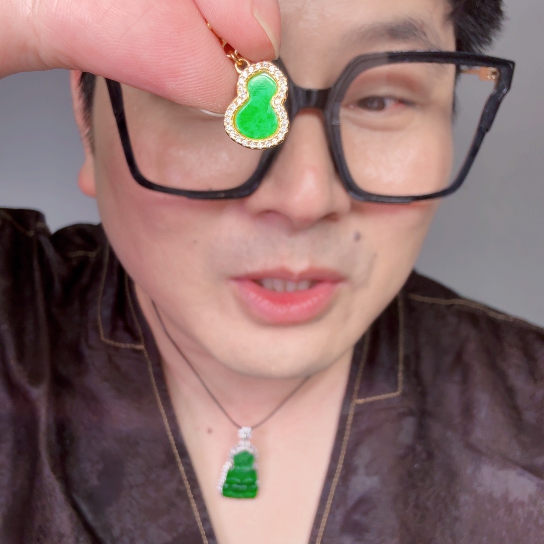 翡翠未镶嵌颈饰一件