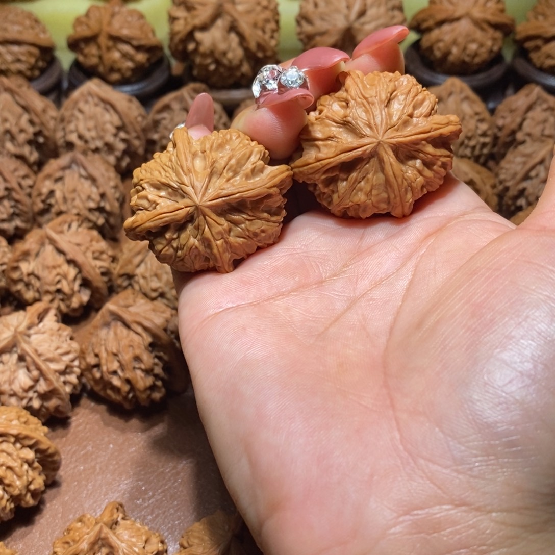 三***七四棱文玩核桃手把件