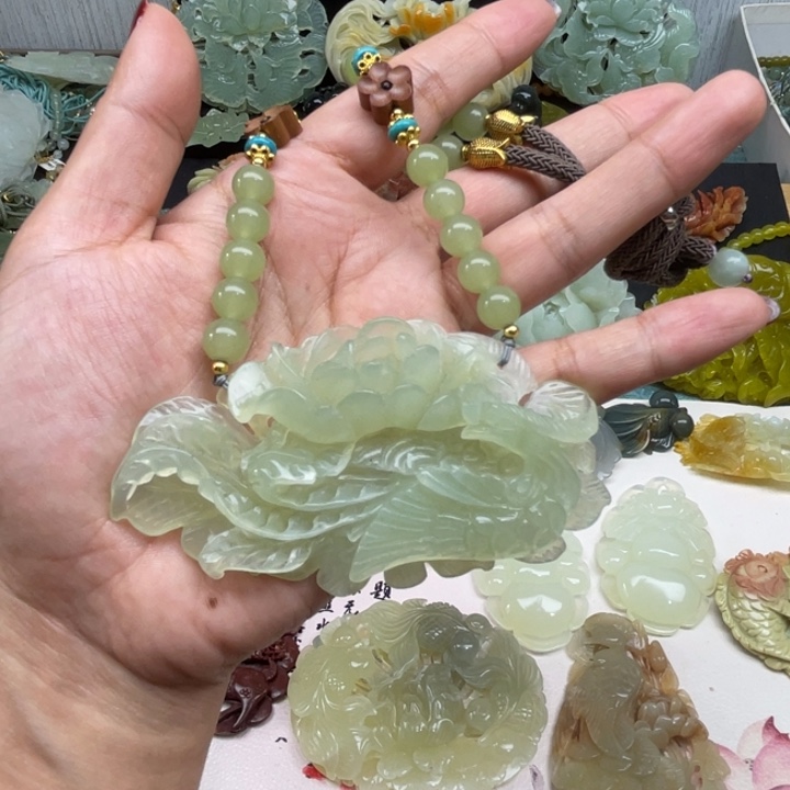 蛇纹石玉未镶嵌颈饰