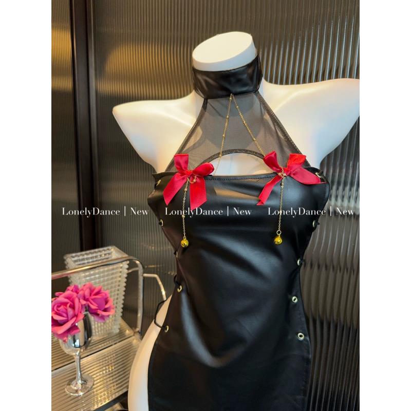 紫裕【纯情小恶魔】80-130斤性感镂空蝴蝶绑带皮质高奢新款挂脖睡裙