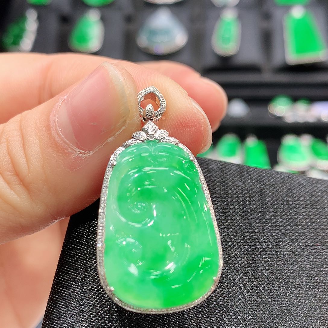 翡翠颈饰18K金镶嵌如意