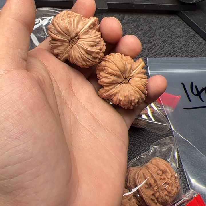 文玩核桃吊坠O*140核桃