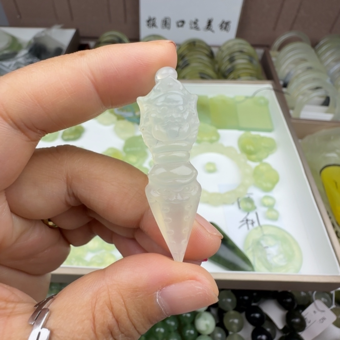 蛇纹石玉未镶嵌颈饰