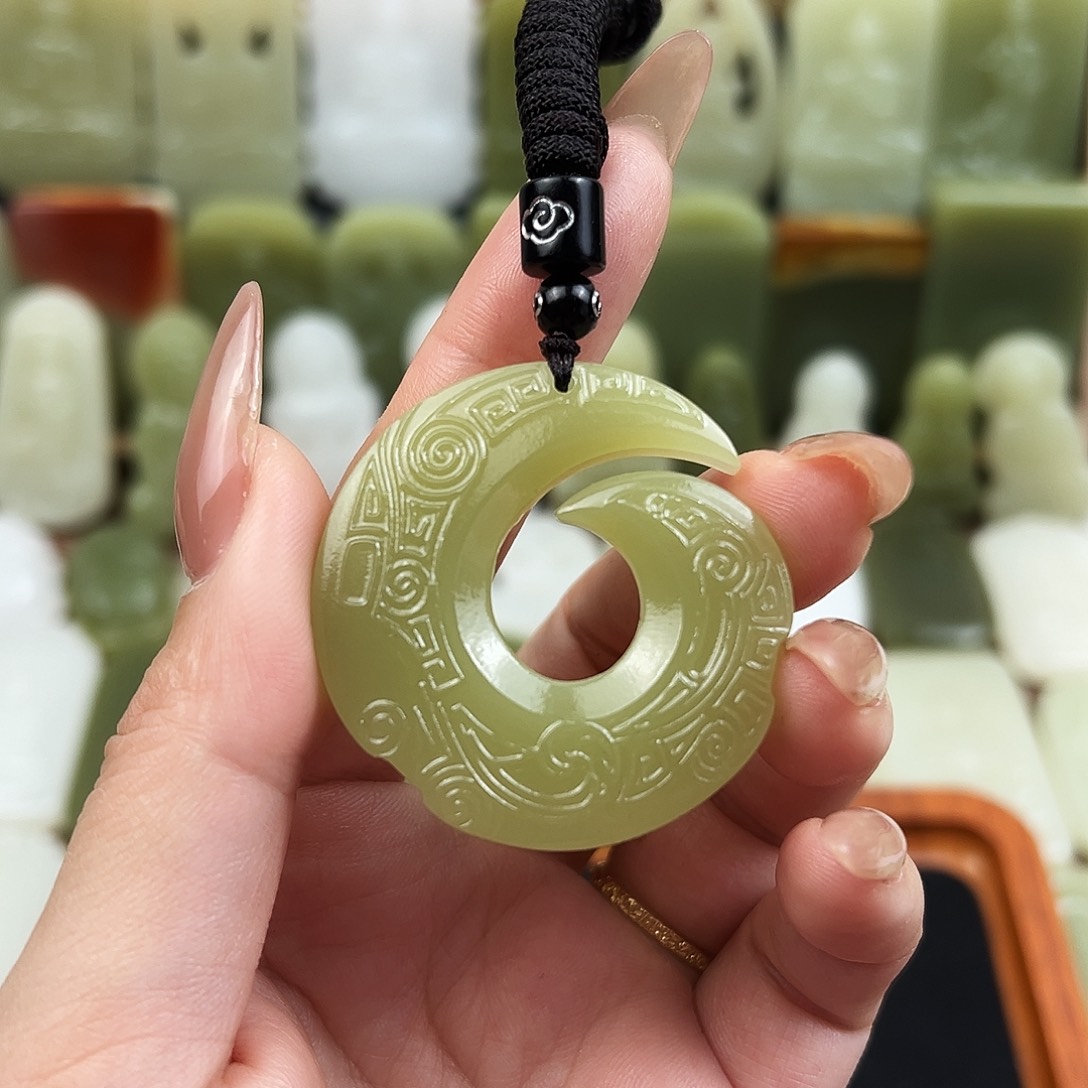 果绿色时来运转吊坠