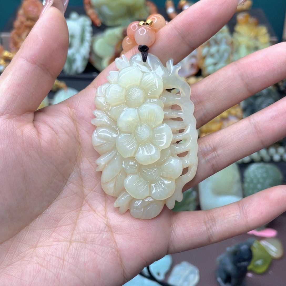 蛇纹石玉颈饰未镶嵌