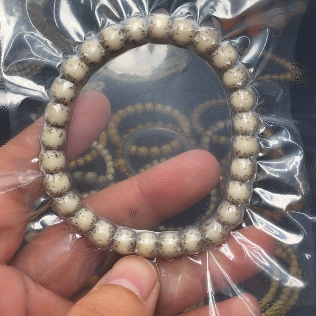 星月菩提吊坠8骨瓷白玉化通体留白，月朗星稀