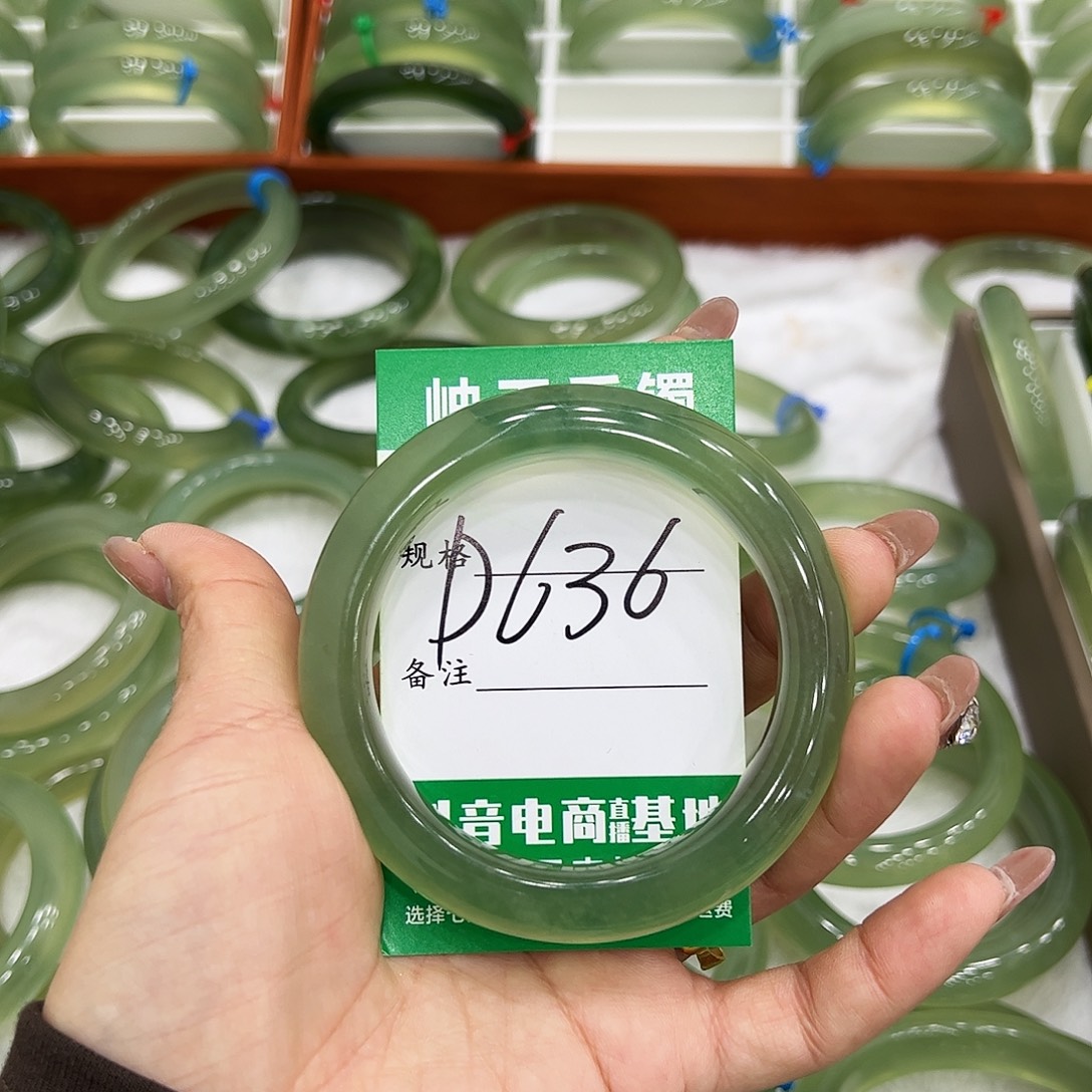 富***版蛇纹石玉未镶嵌手镯