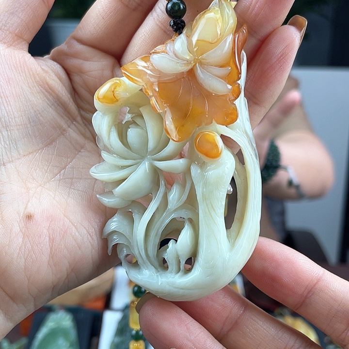 蛇纹石玉颈饰未镶嵌