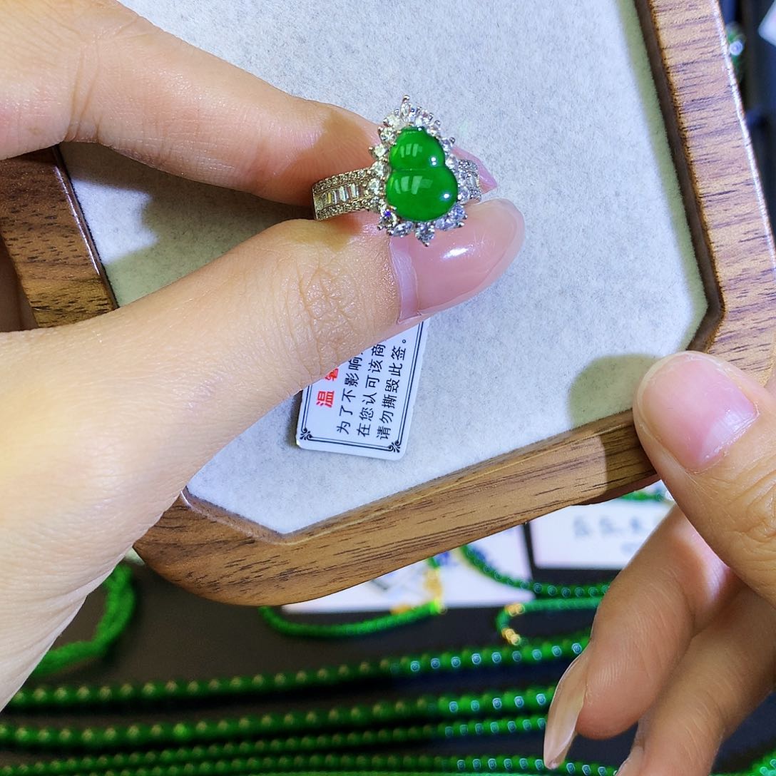 翡翠戒指银S925镶嵌天然翡翠戒指