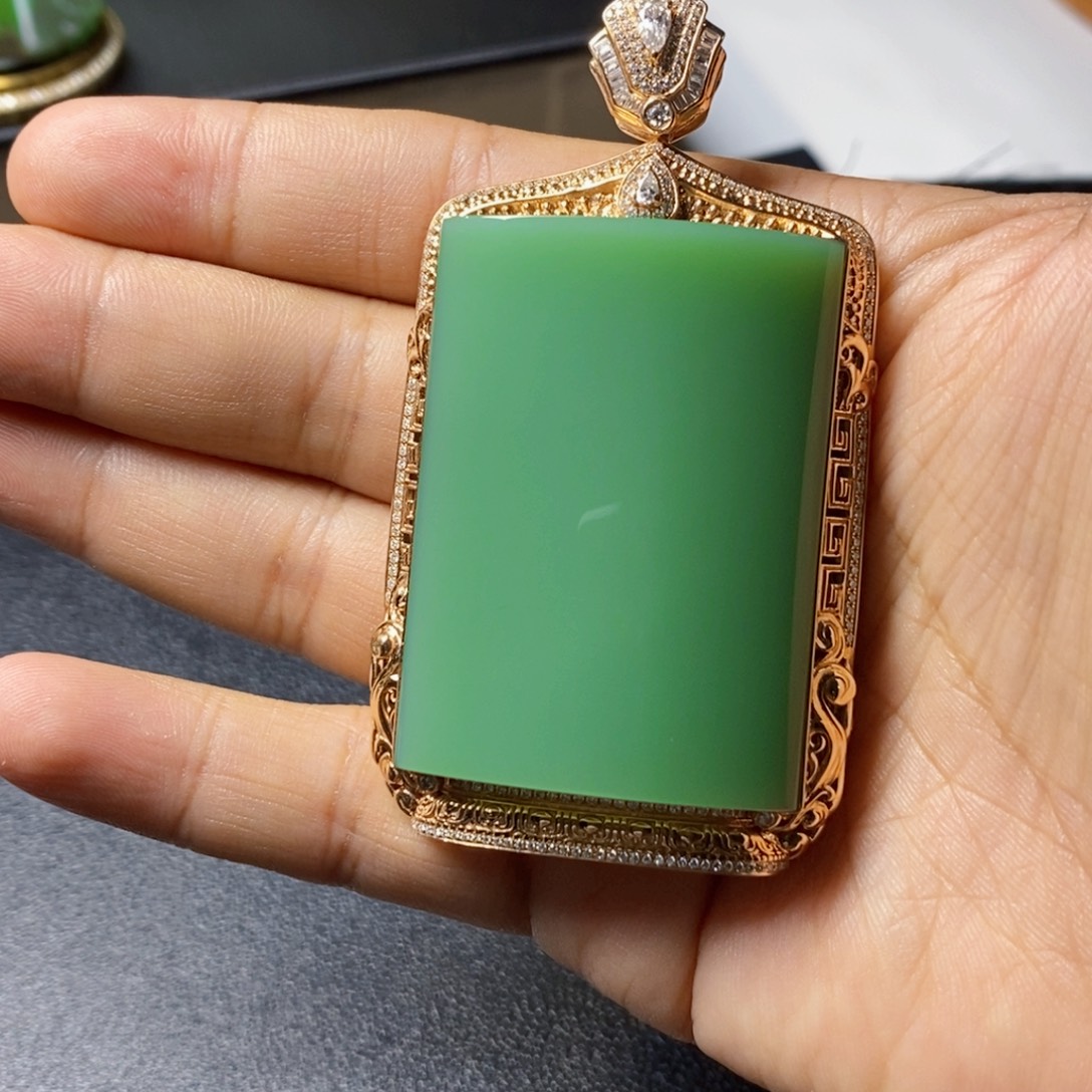 逢***戏和田玉18K金镶嵌吊坠(不含链)