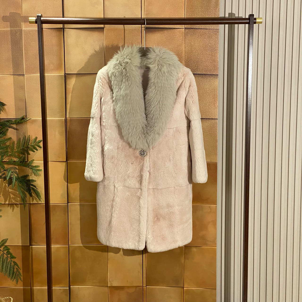 99新 MIU MIU/缪缪 高公价粉色皮草水钻大衣外套/42码/99新27290