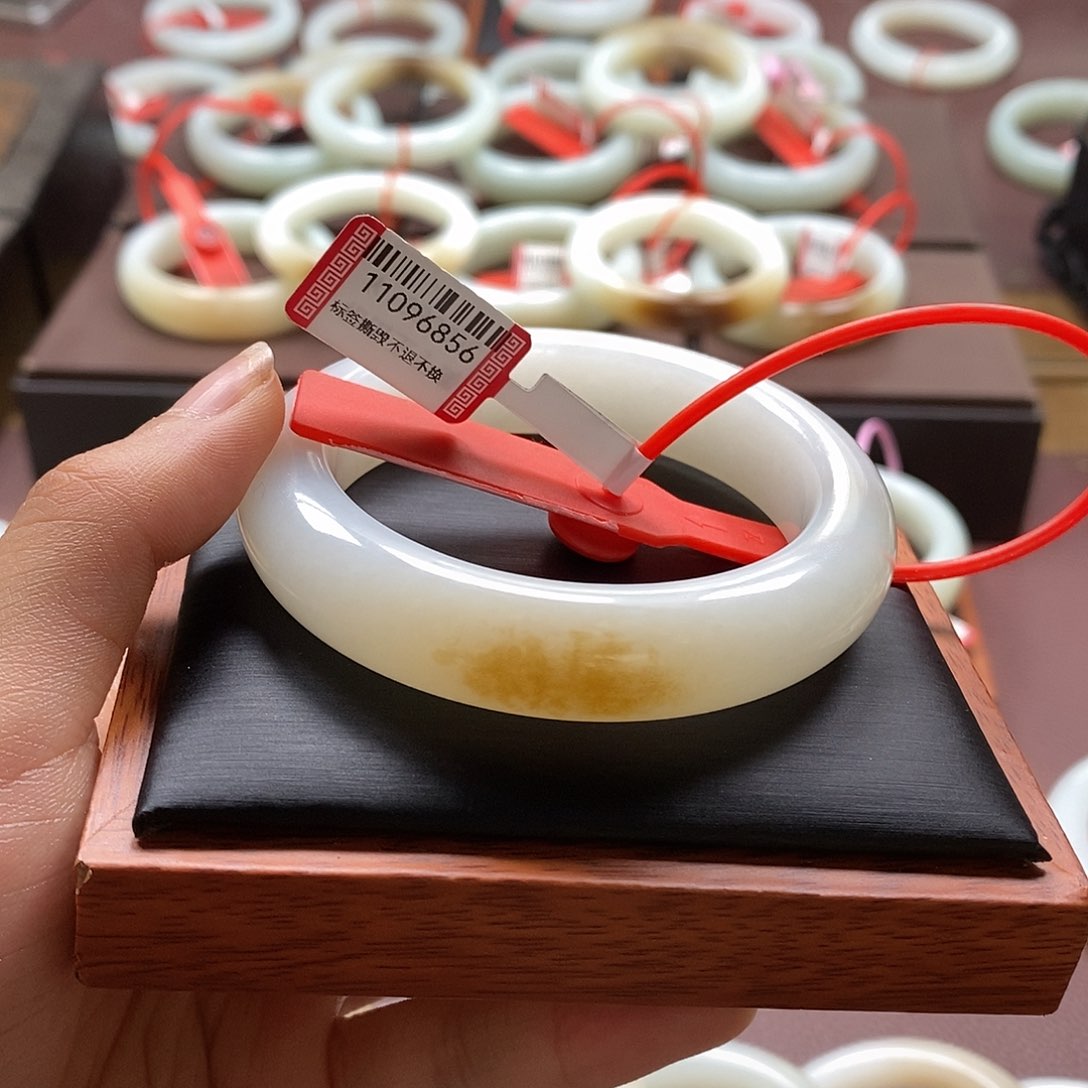 和田玉手镯未镶嵌武**主