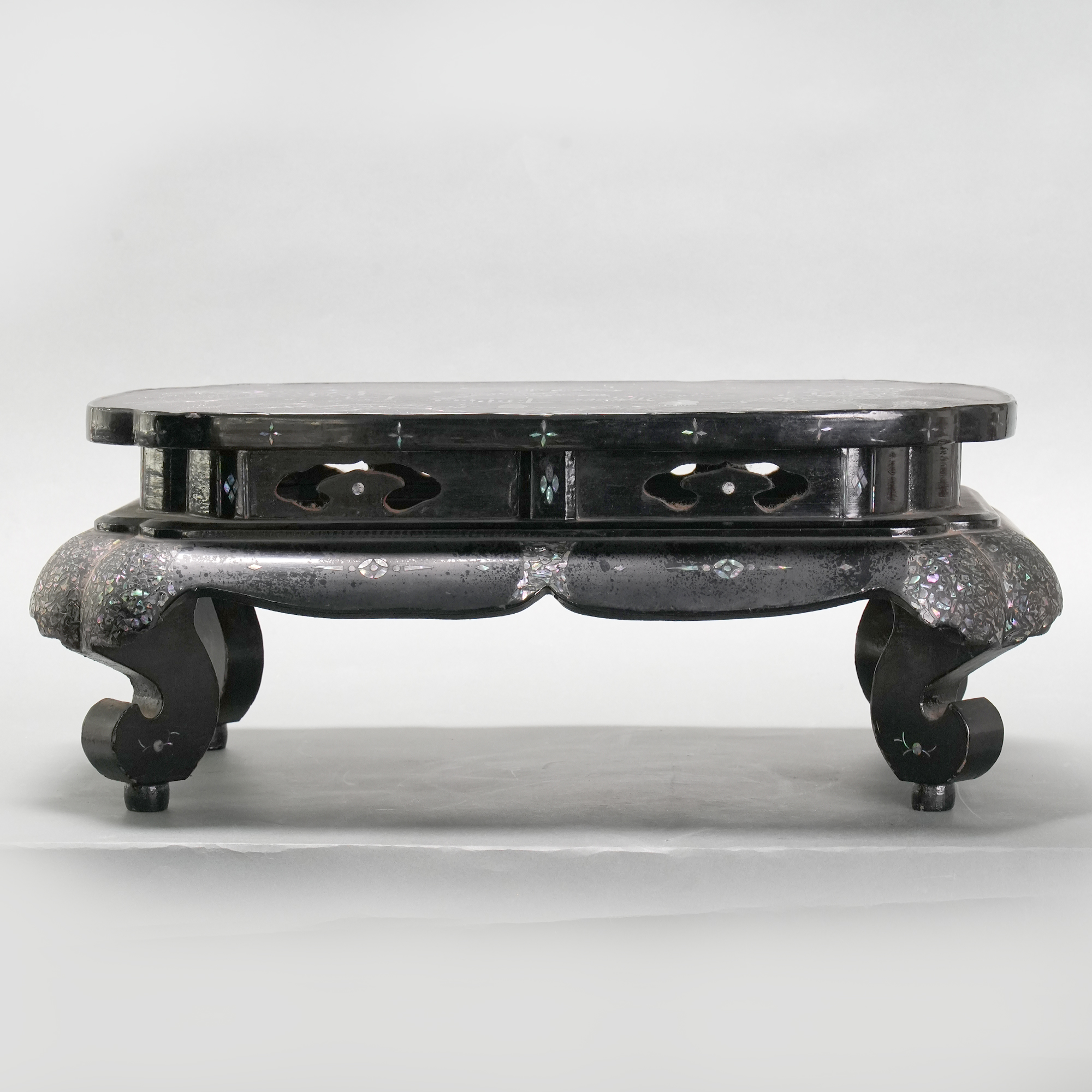 LOT 011804清早期大漆嵌螺钿松石庭阁人物纹案几【古董拍卖】