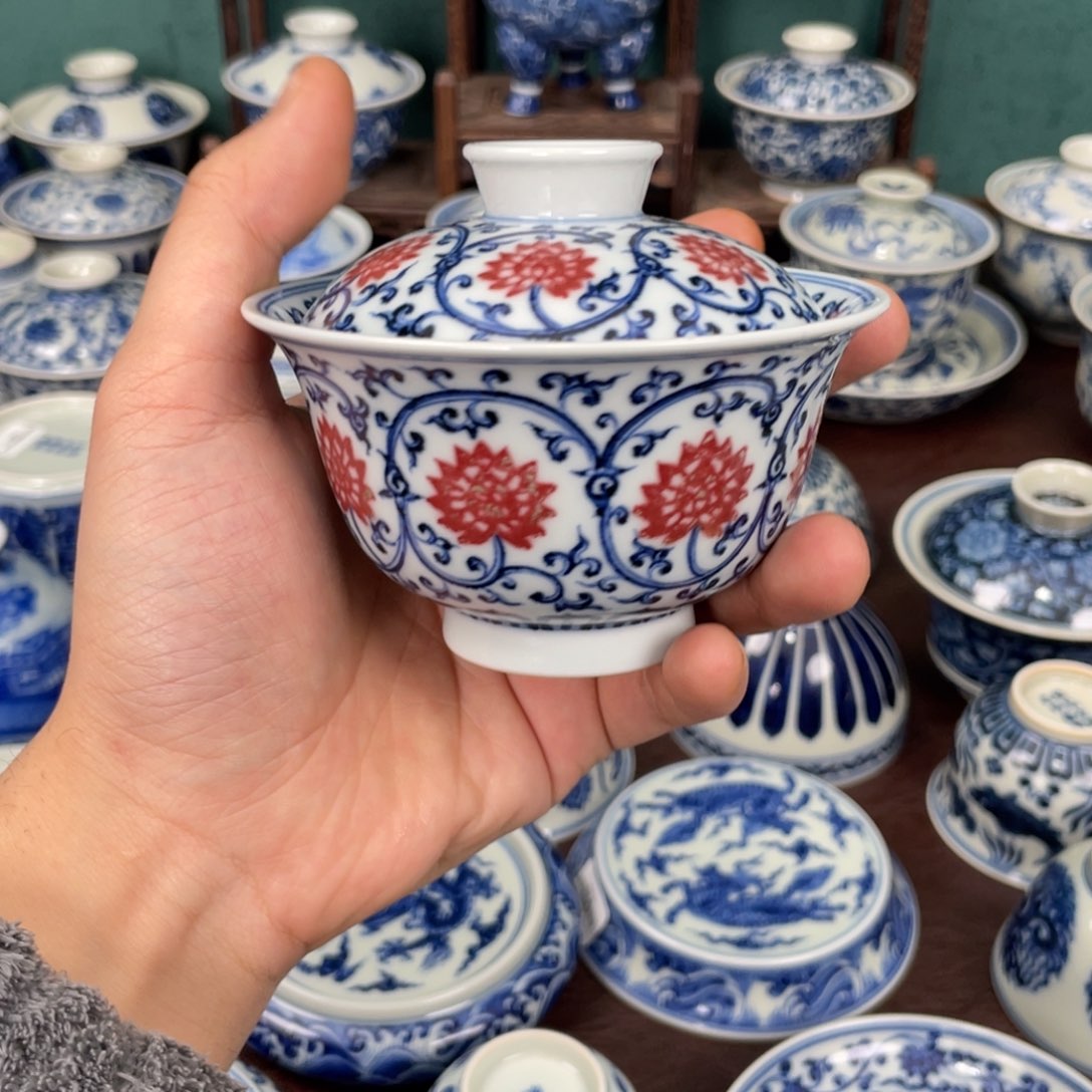 青花釉里红缠枝莲盖碗