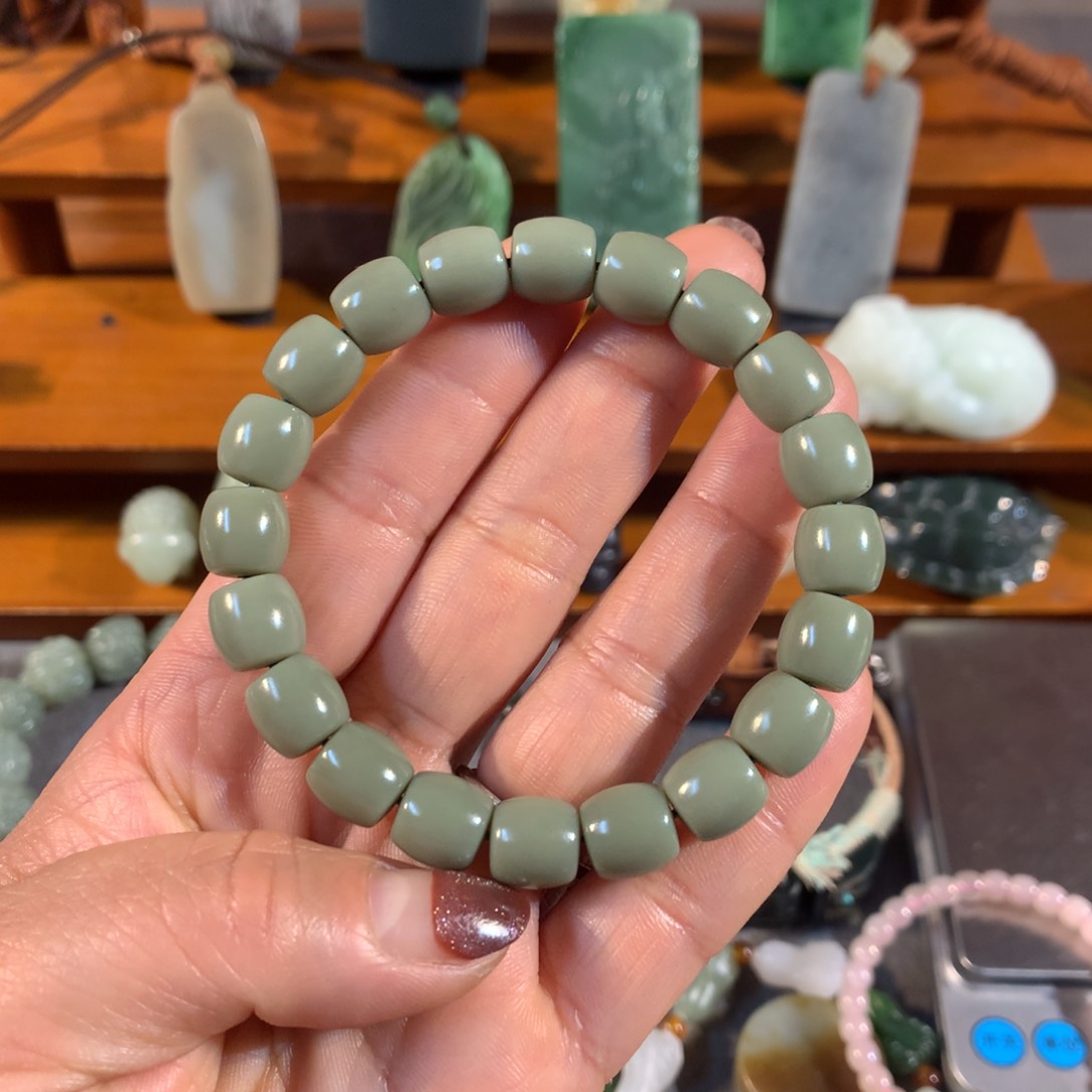 和田玉（糖玉）颈饰未镶嵌岩**品