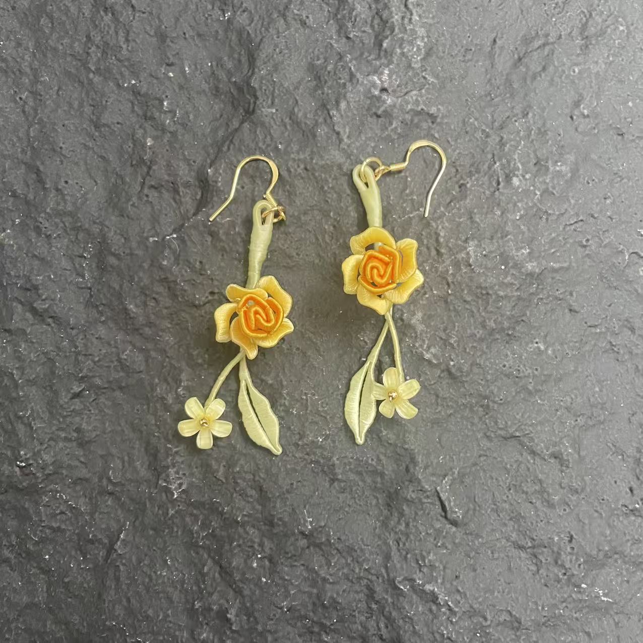 非金属布艺耳饰  卷边小玫瑰黄色 手工缠花 首饰