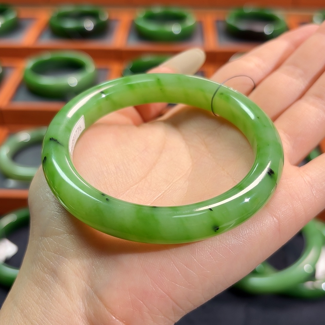 和田玉（碧玉）未镶嵌手镯苹果绿正装