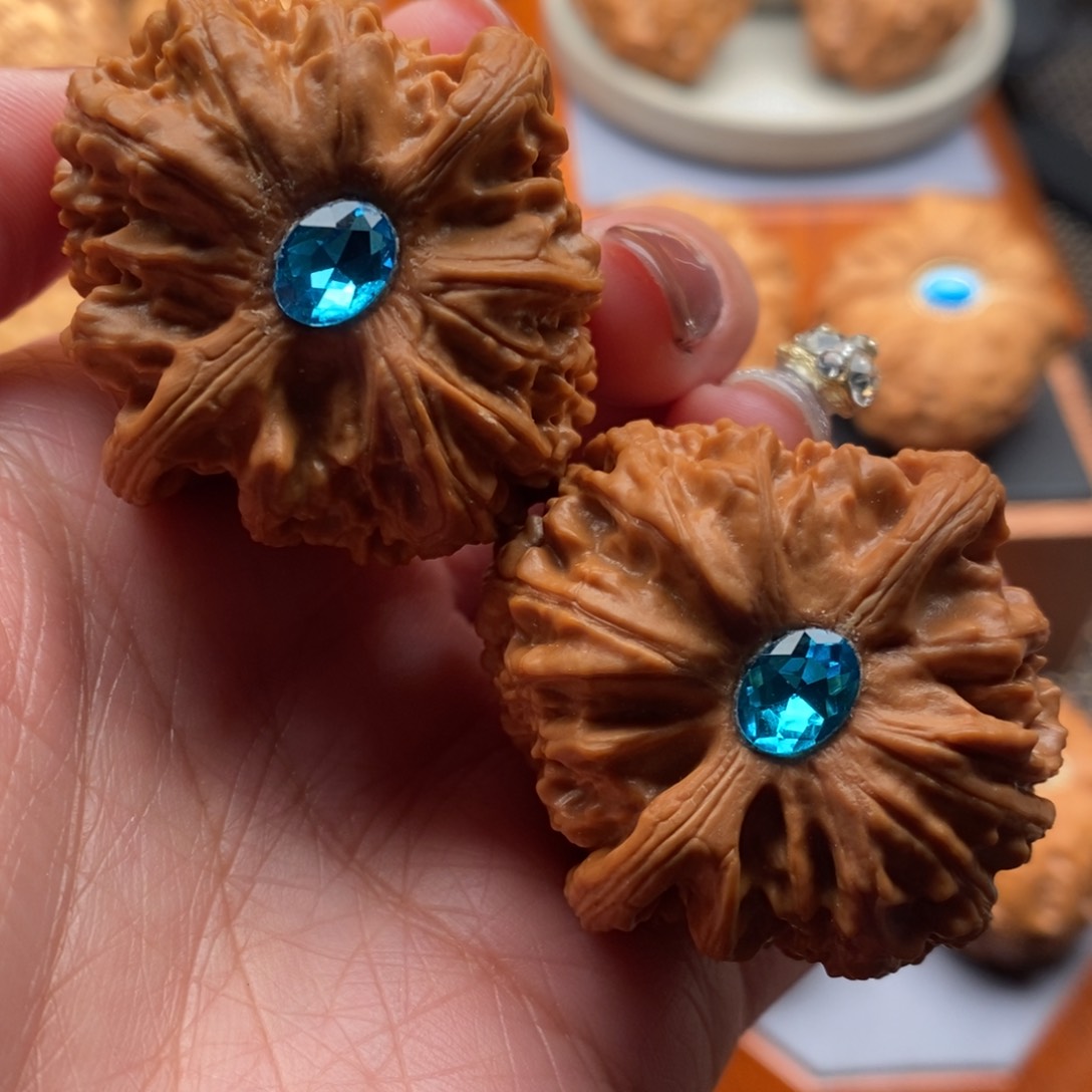 文玩核桃把件38尺寸白狮子镶嵌 