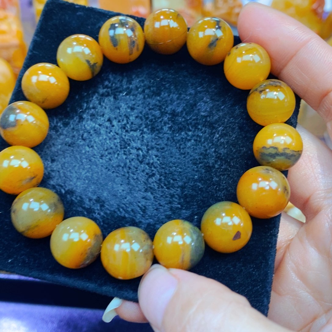 未镶嵌石英质玉（黄龙玉）颈饰