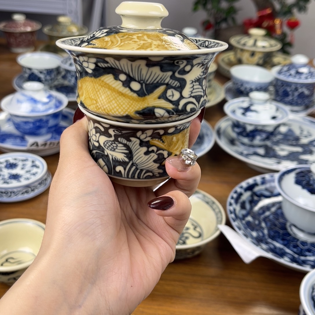 千***万段泥微瑕盖碗加杯鱼藻釉里金