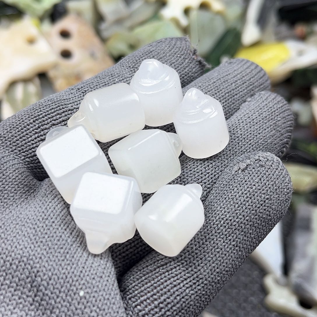 颈饰未镶嵌石英岩玉