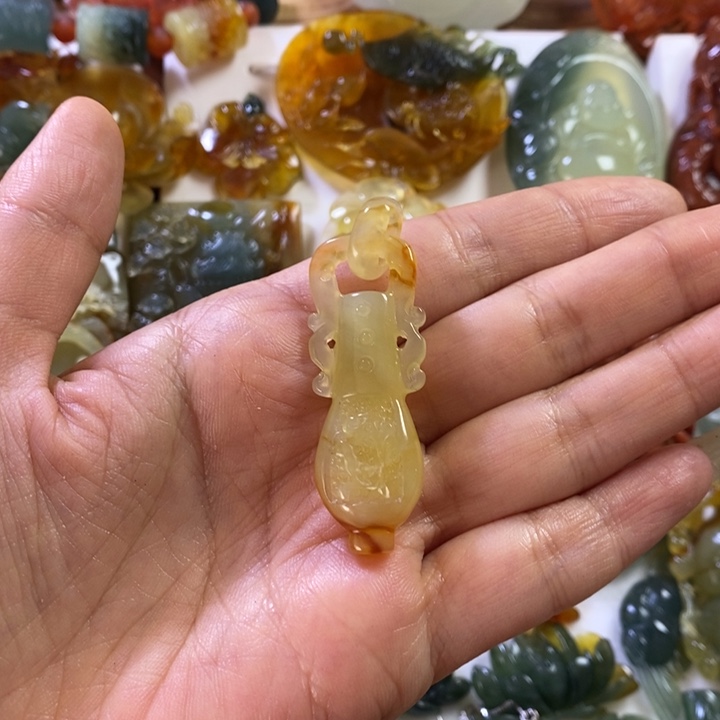 蛇纹石玉未镶嵌颈饰