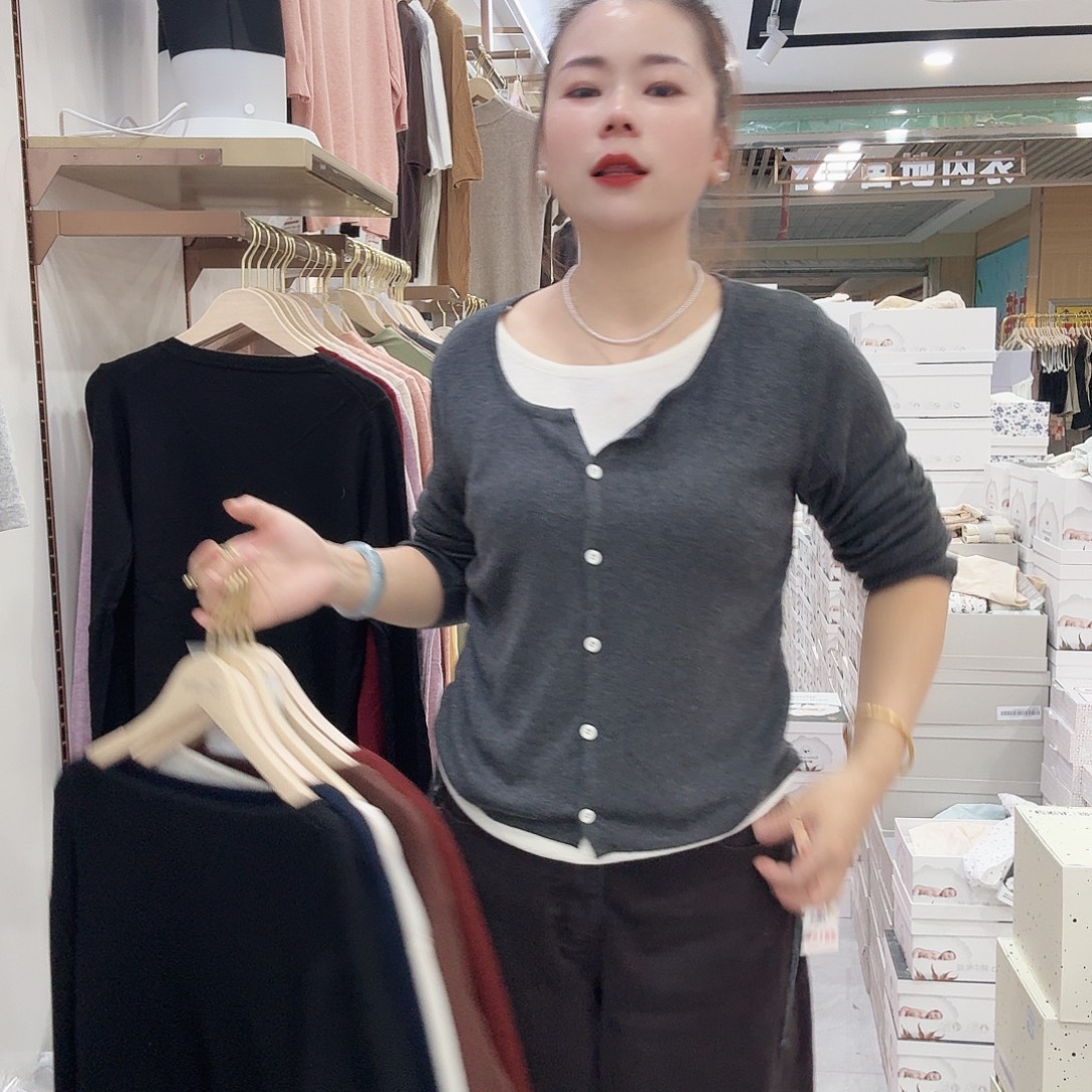 棉假两件灰色毛衫打底