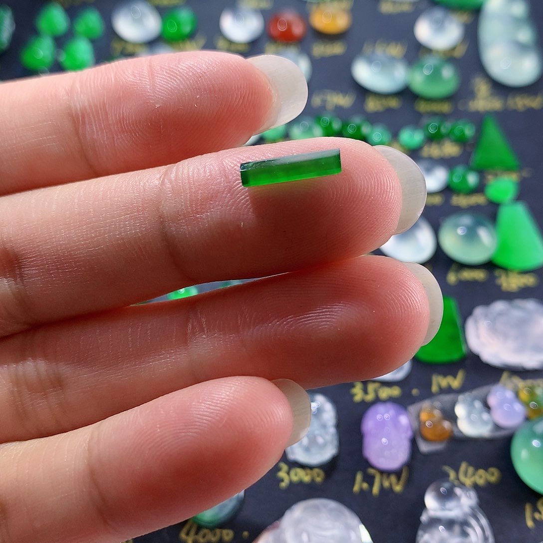 翡翠颈饰未镶嵌天然翡翠高冰切割