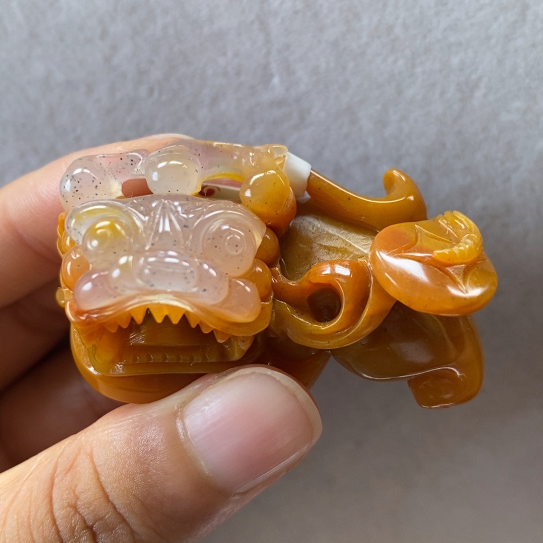 *****未镶嵌石英质玉（黄龙玉）颈饰