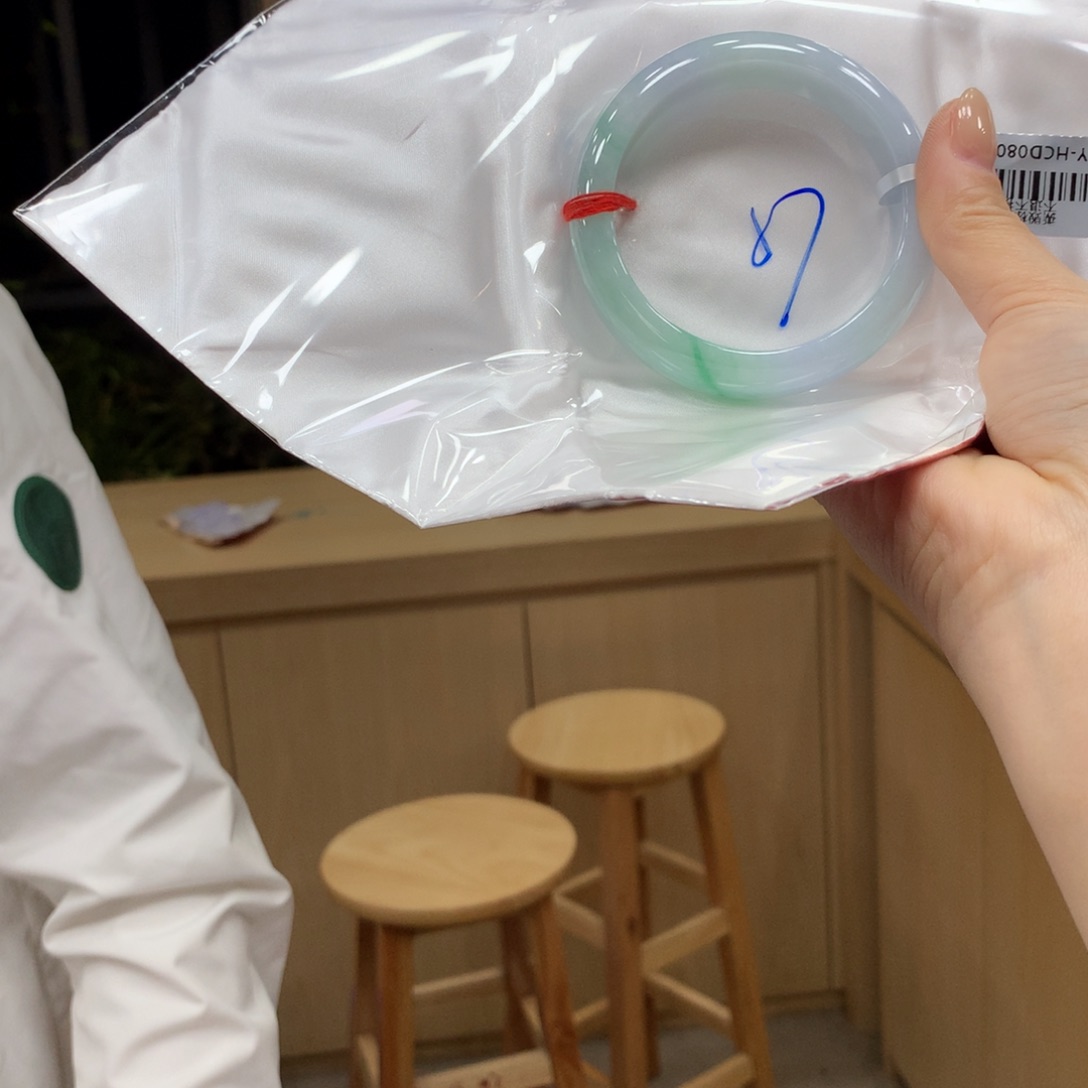 翡翠手镯未镶嵌不退不换