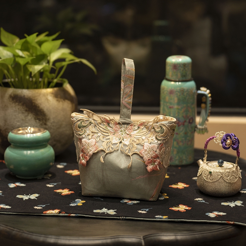 YCQ00340 遇春秋-刺绣花间蝶手腕包