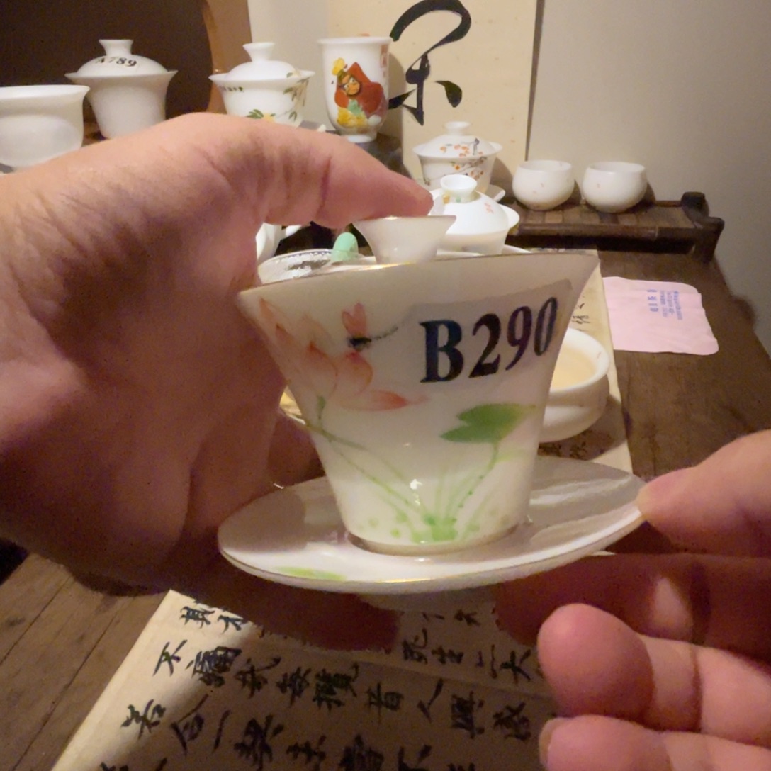 瓷片手绘荷花马蹄盖碗一个