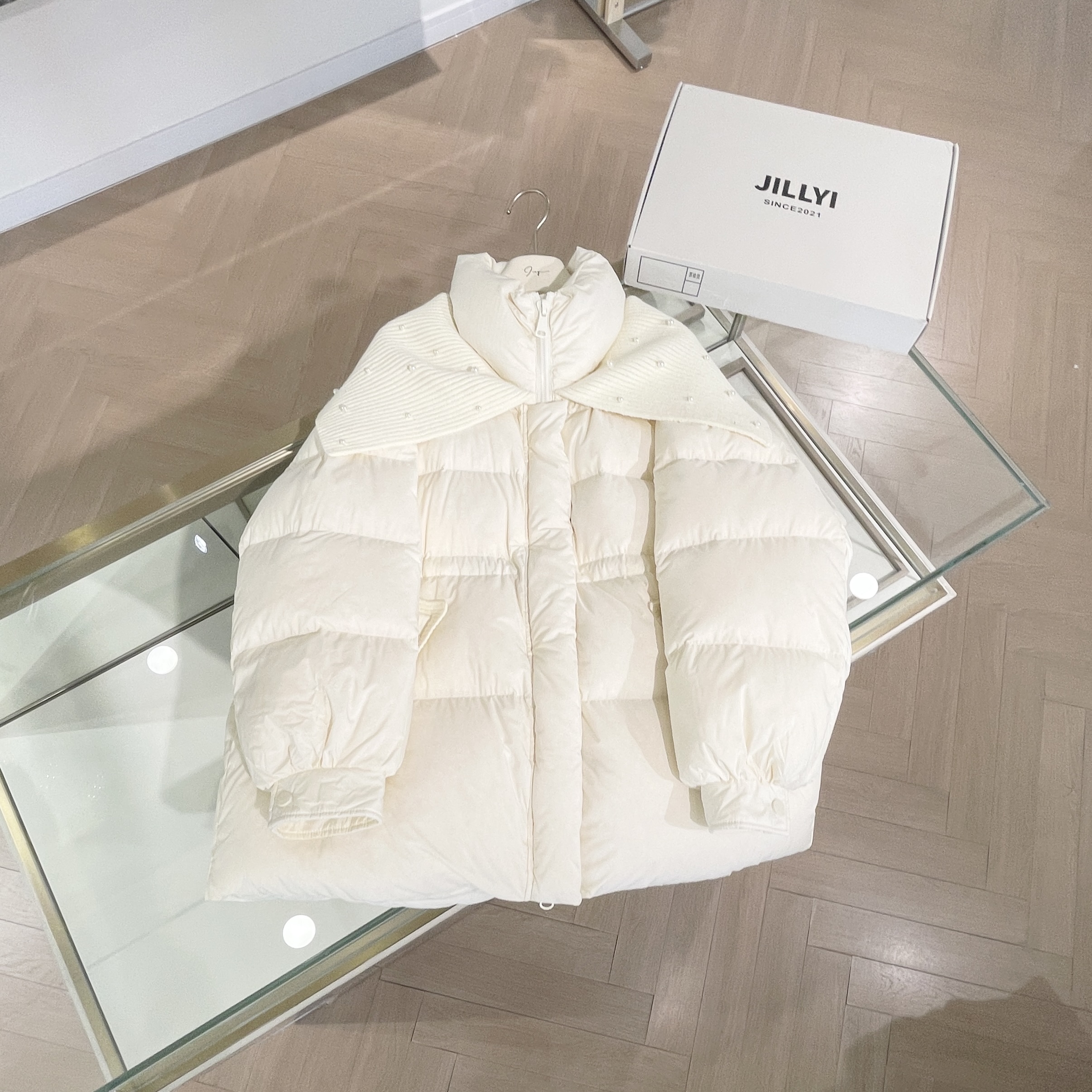 JILLYI珠海店【闪耀旋律】白色冬季时尚保暖气质镶珠小披肩百搭羽绒