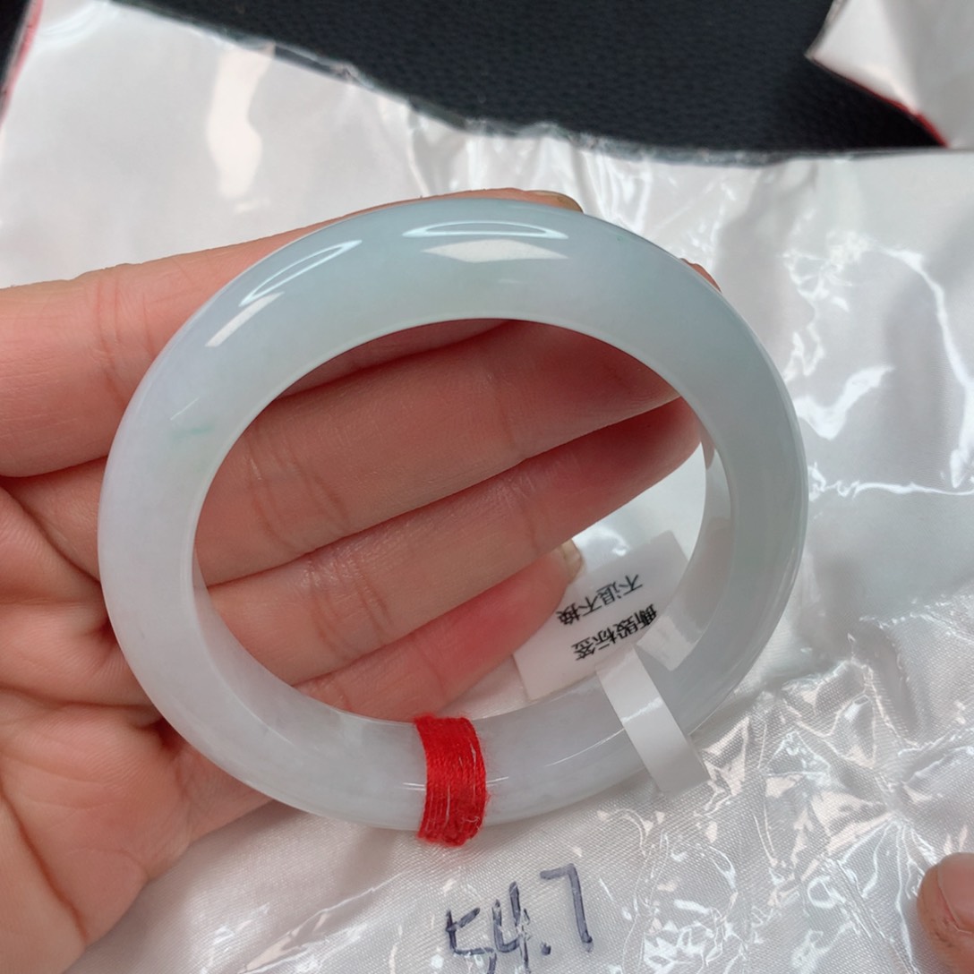 翡翠手镯未镶嵌………….