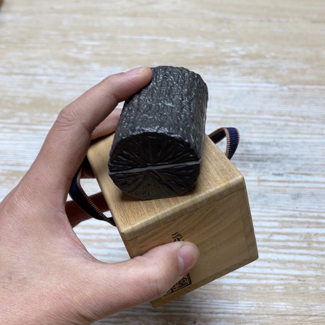 瓷片密密麻麻地排列着一个