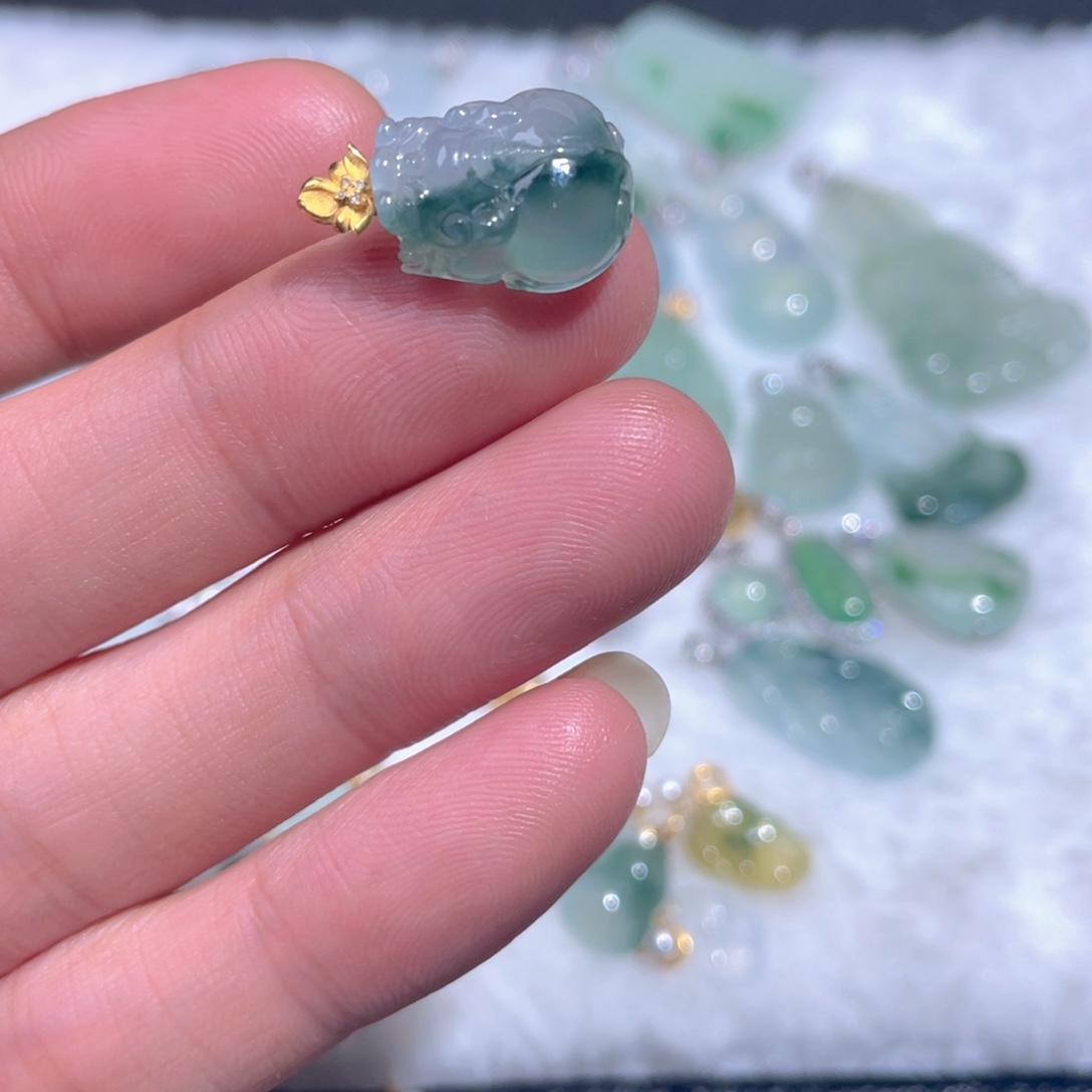 翡翠18K金镶嵌颈饰