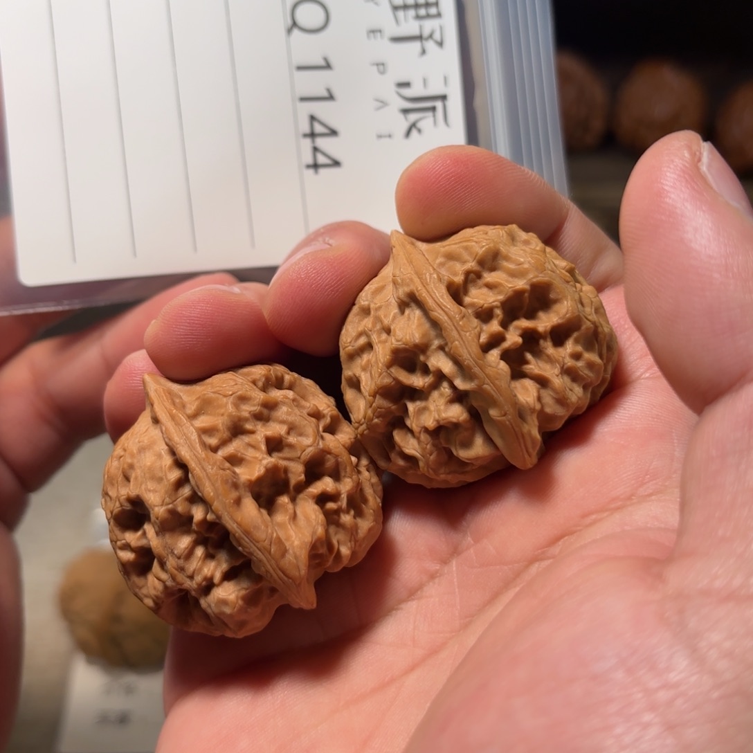 文玩核桃吊坠全品梨木台边40