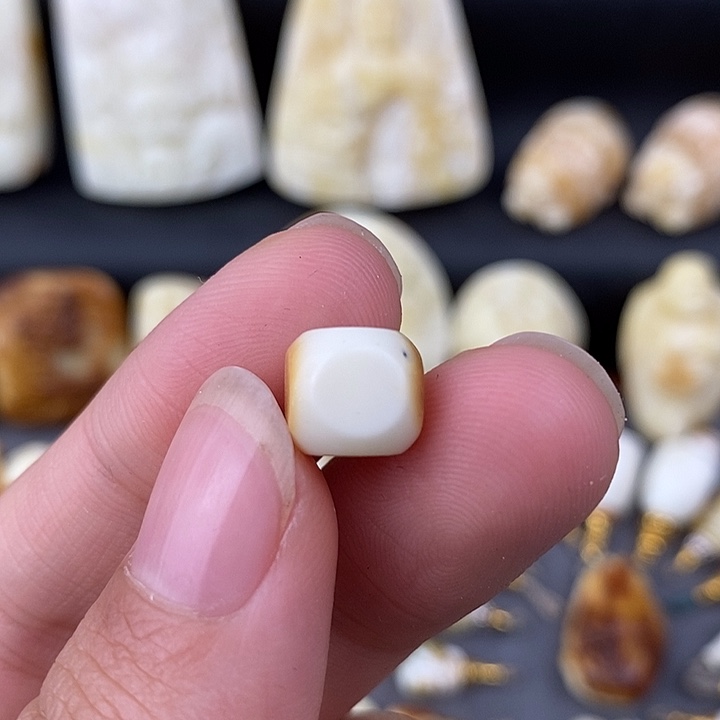 琥珀未镶嵌裸石9×8白蜡六方d40