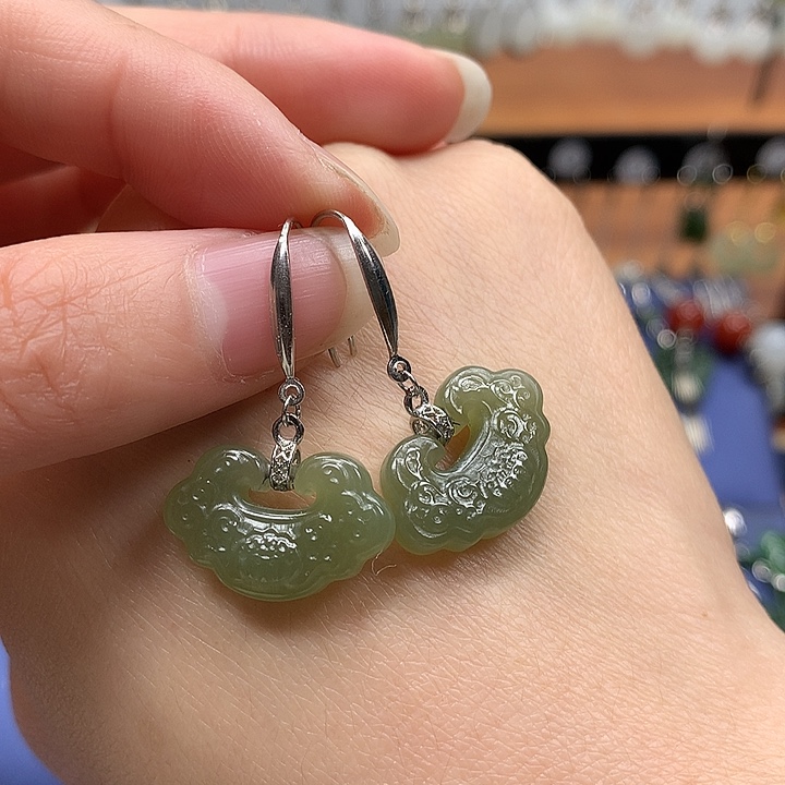 和田玉银S925镶嵌耳饰如意锁晴水色20左右