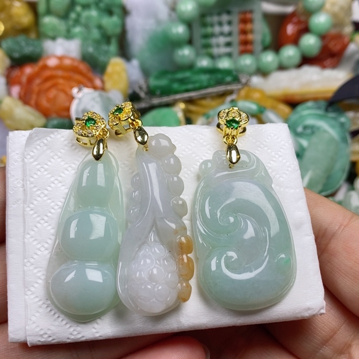 翡翠吊坠(赠链)未镶嵌