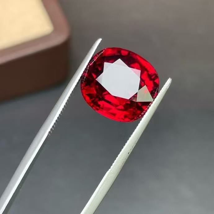 天然浓郁鸽血红卢比莱碧玺纯净体满火彩10.75ct