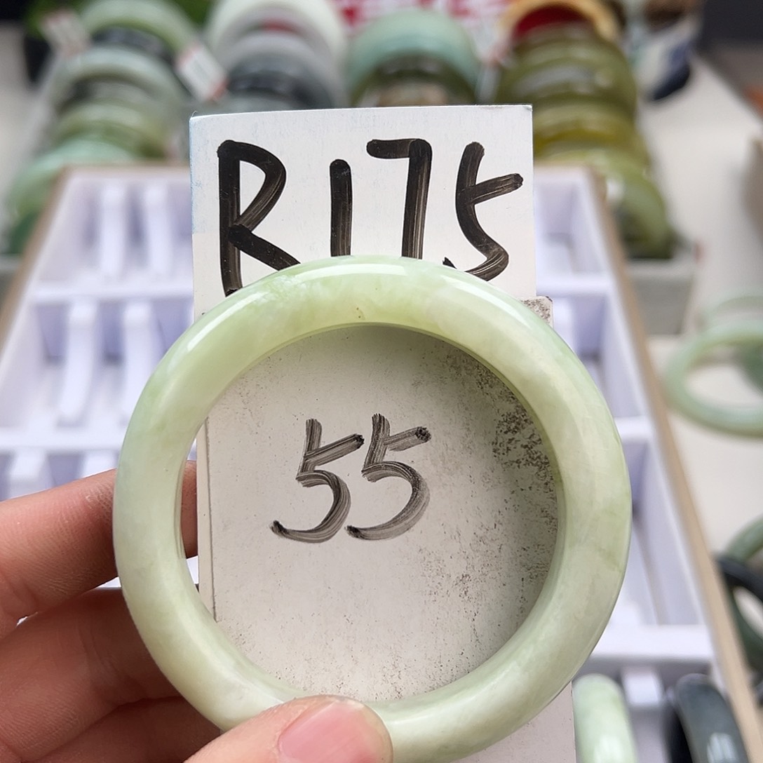 岫玉手镯未镶嵌天然岫玉微瑕，可以正常佩戴