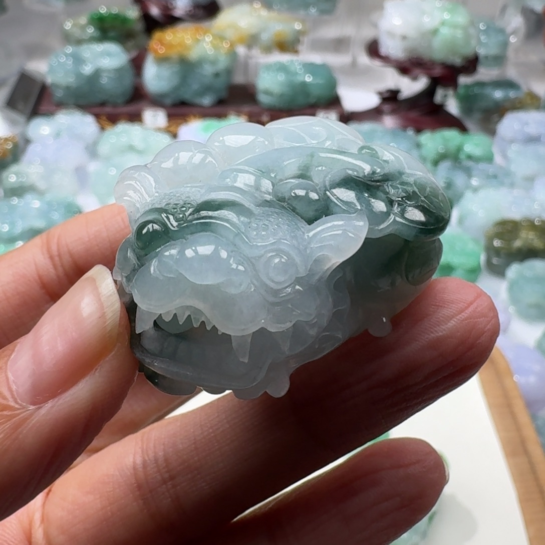 卖***涩翡翠未镶嵌挂件貔貅